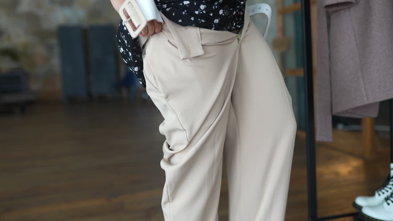 mujer probando ropa en una tienda
