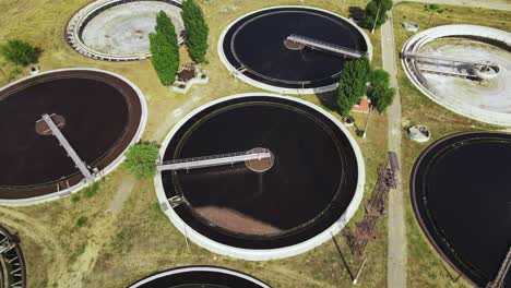 depósitos redondos de limpieza de aguas residuales en una instalación de tratamiento de aguas residuais