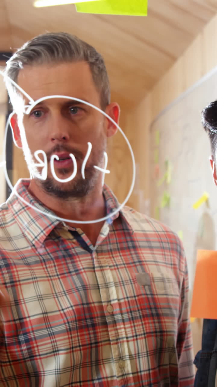 ejecutivos de negocios interactuando en la sala de conferencias