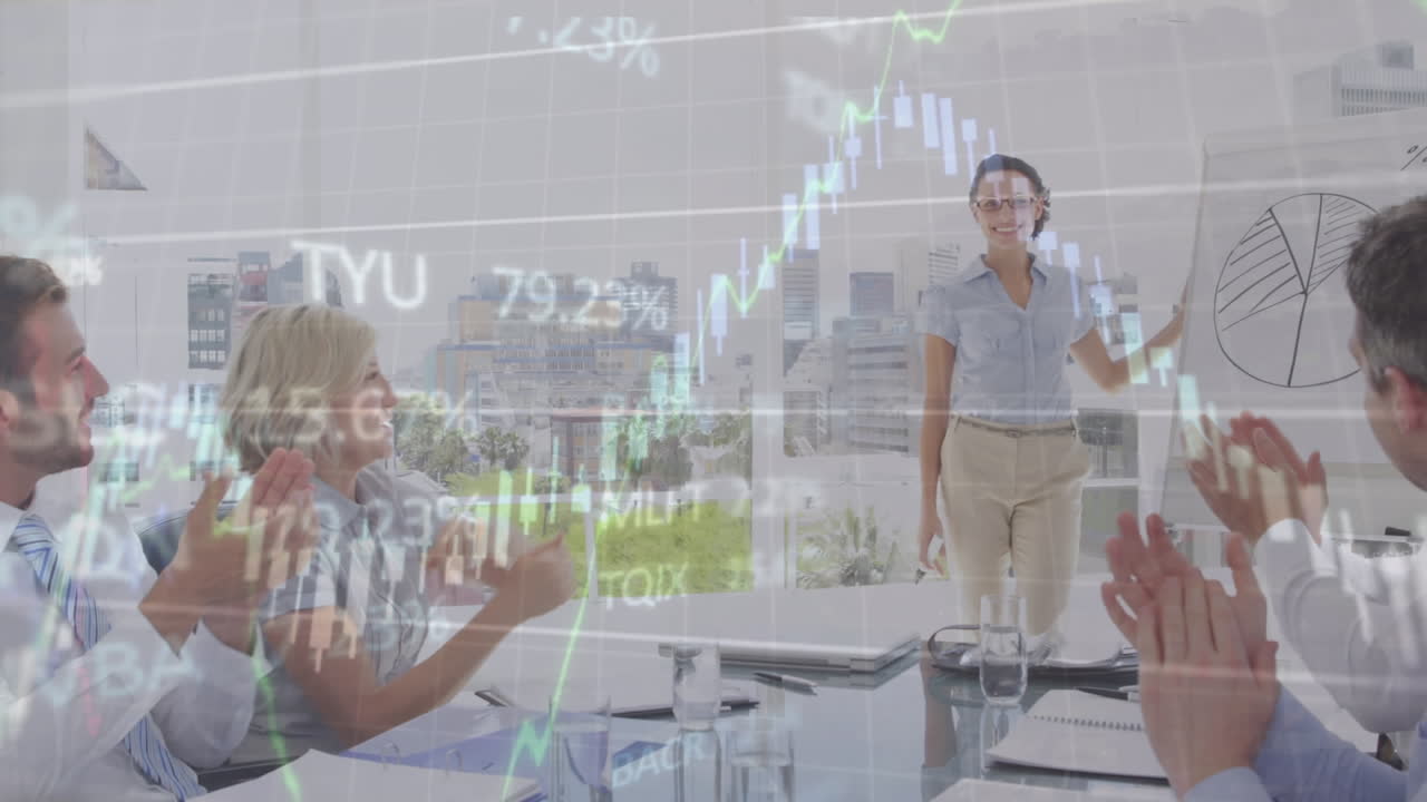 animación del procesamiento de datos financieros sobre una mujer de negocios caucásica haciendo una presentación en la oficina