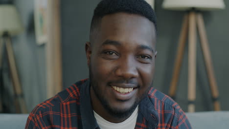 hombre afroamericano sonriente