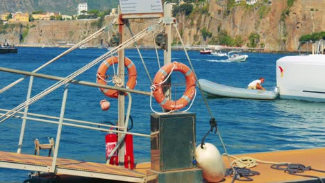 ein boot nähert sich dem dock in sorrento