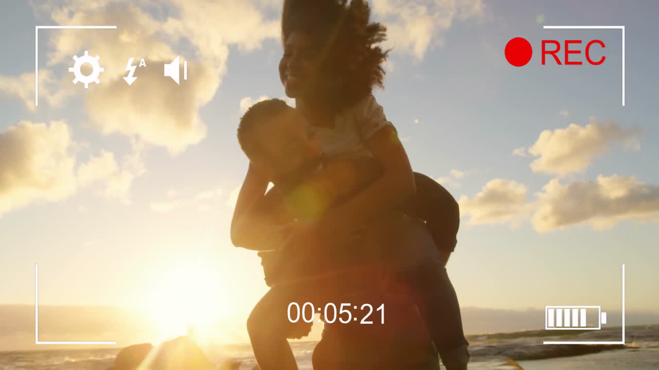 남자가 해가 지는 해변에서 카메라 녹화 애니메이션을 통해 여자에게 돼지 등에 타고 간다