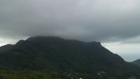 Mit-Einer-Drohne-Von-Oben-Gefilmte-Landschaften-Auf-Den-Seychellen,-Die-Die-Natur,-Berge,-Häuser-Und-Inseln-Auf-Der-Hauptinsel-Mahe-Zeigen