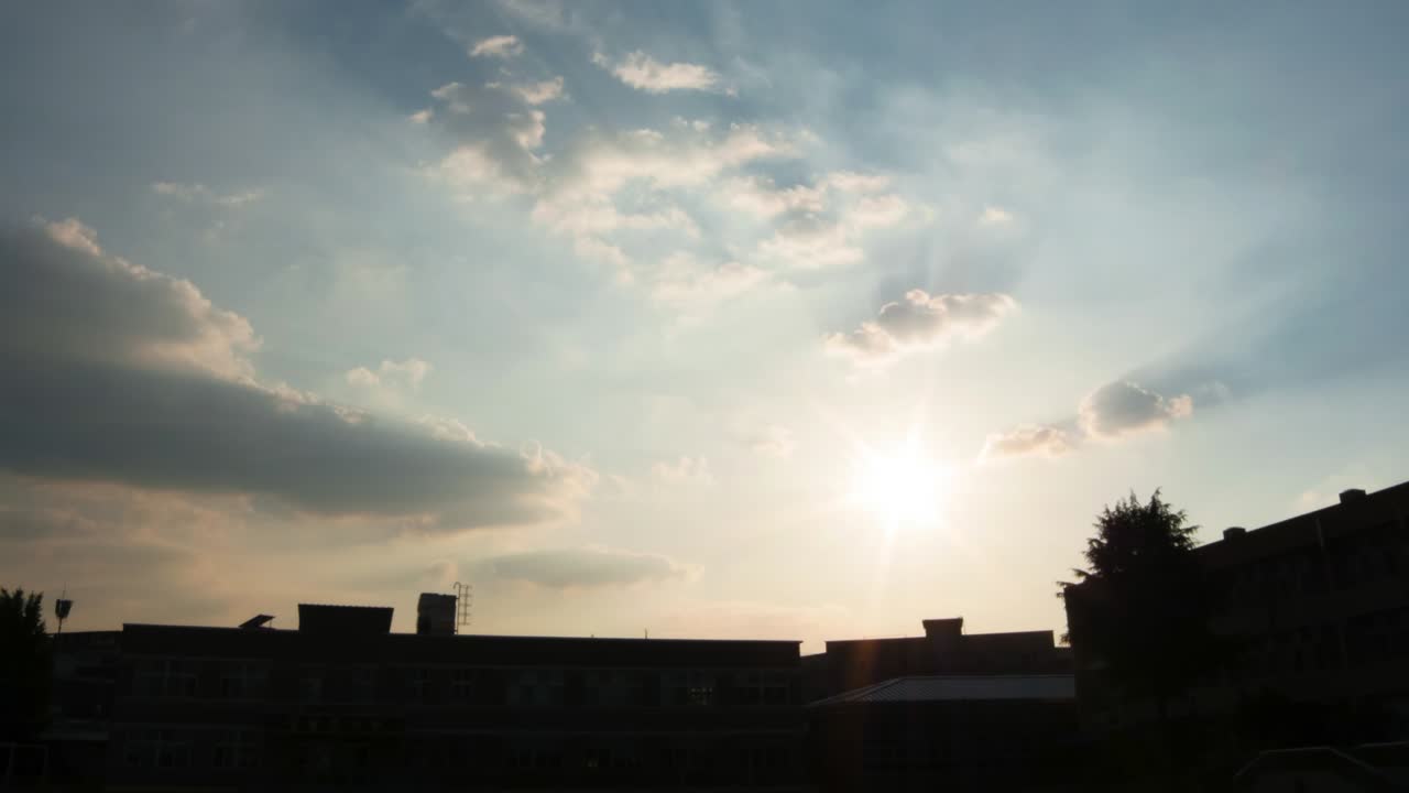 아시아의 학교 건물 위의 아름다운 일몰