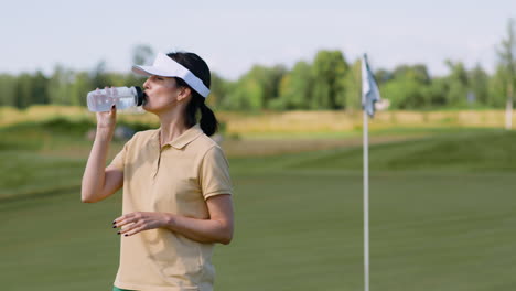 Mujer-Caucásica-En-El-Campo-De-Golf.