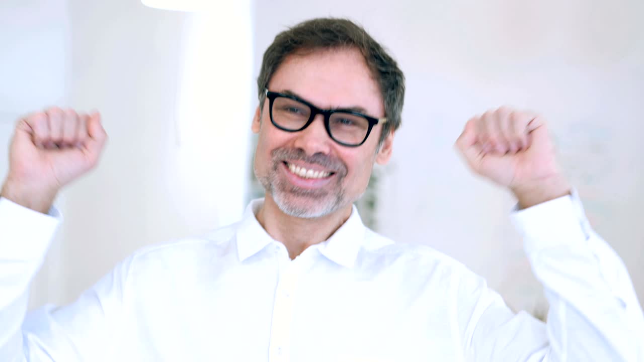 hombre de mediana edad bailando escuchando música y disfrutando