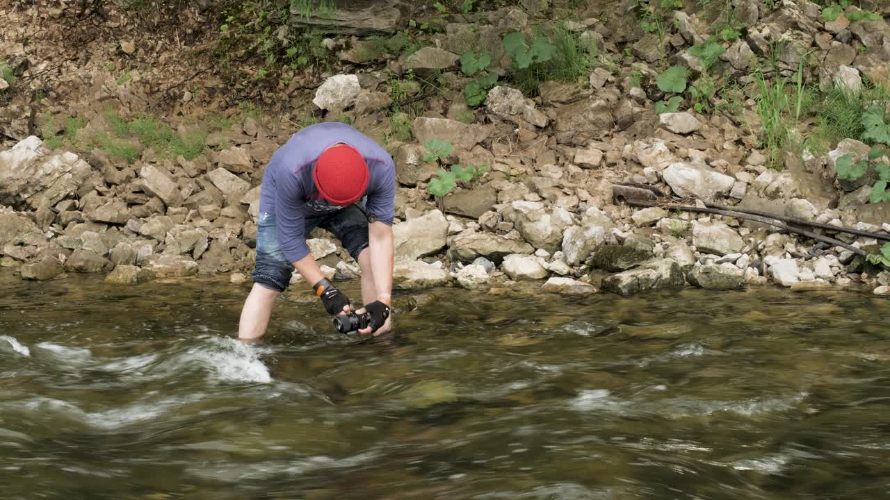 강에서 사진을 찍는 남자