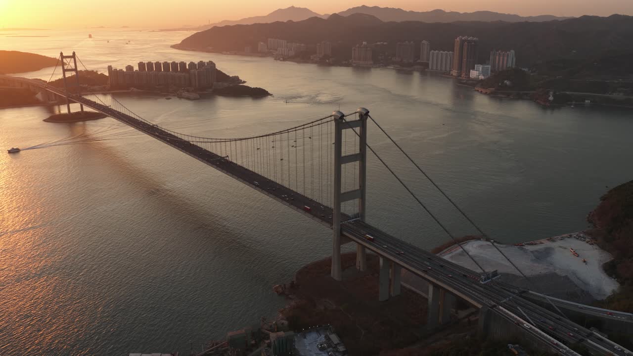 Vista aerea del Ponte Tsing Ma al tramonto a Hong Kong