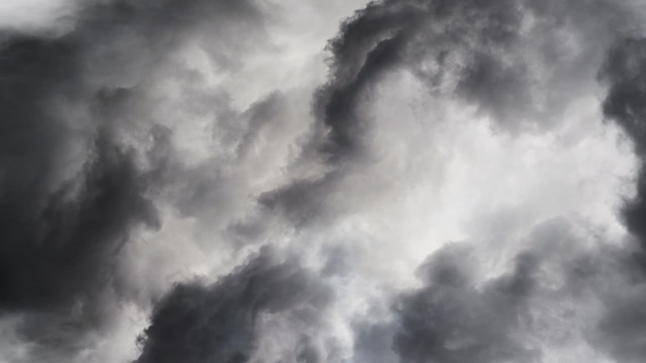 두껍고 움직이는 적운 구름 내부의 뇌우