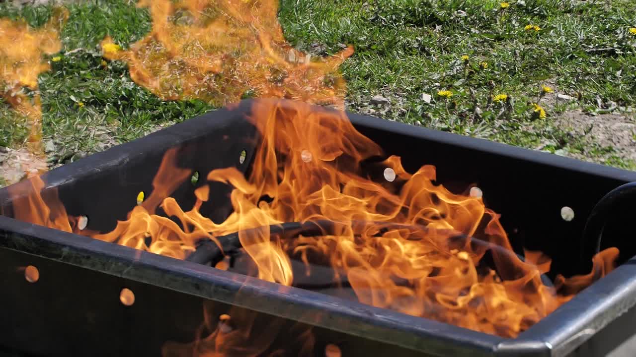 las sartenes encendidas en el aceite