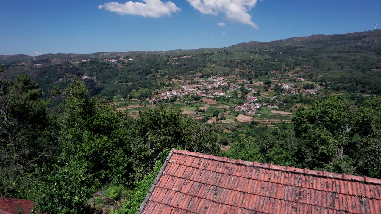 계곡 반대편에 있는 고독한 별장과 마을, 포르투갈