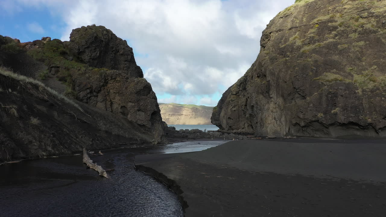 마누카우 헤드를 보기 위해 절벽으로 둘러싸인 좁은 통로로 날아갑니다.