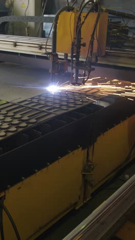 máquina de corte por plasma en acción
