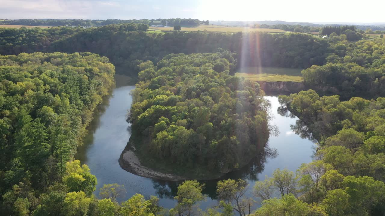 Paisagem Rural com Terras Agrícolas e Rio