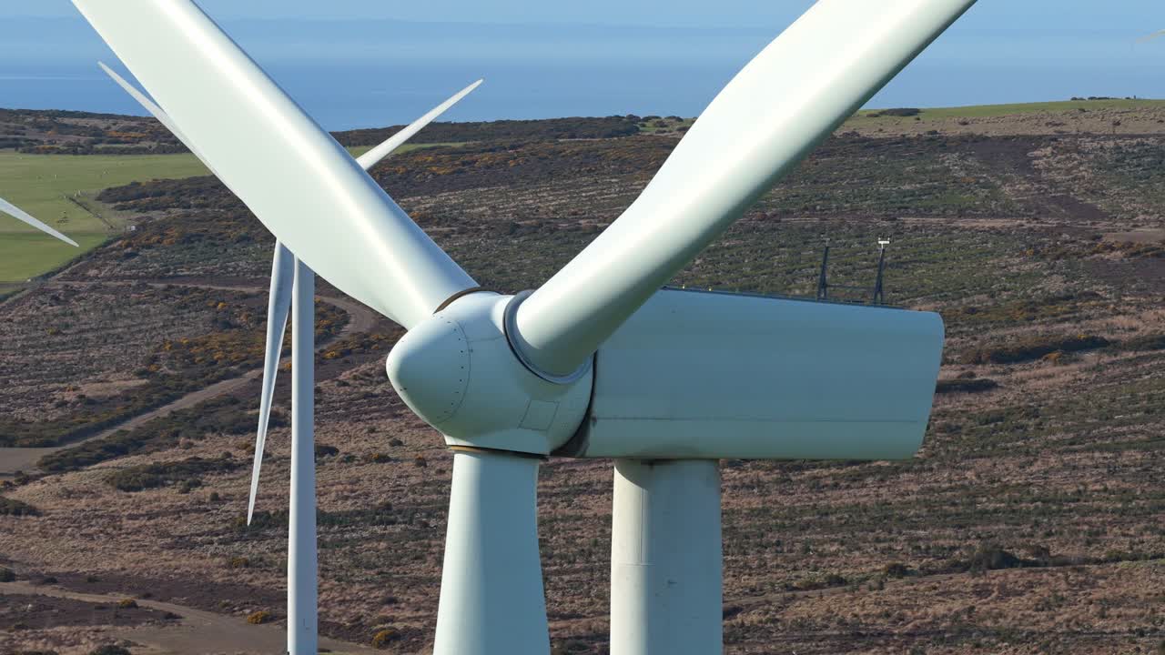 Pás de turbinas eólicas girando para produção de energia renovável