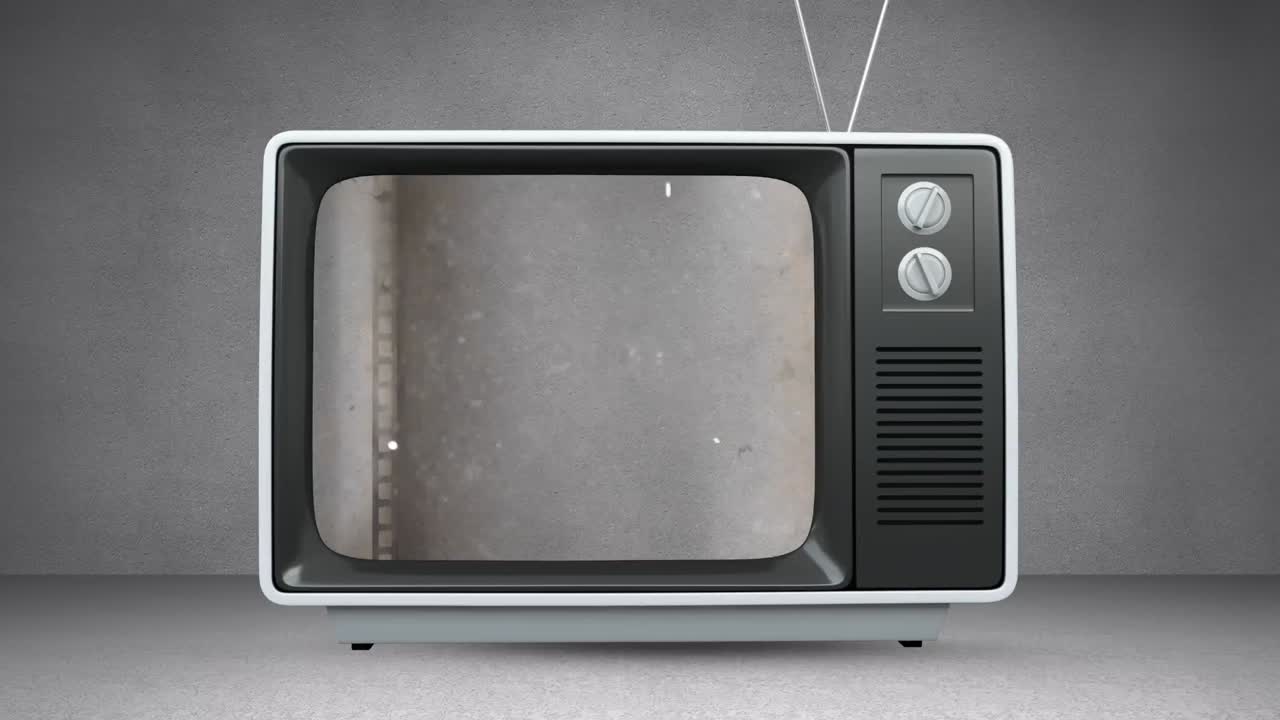 Animazione di un televisore retrò con pellicola analogica vintage rovinata sullo schermo