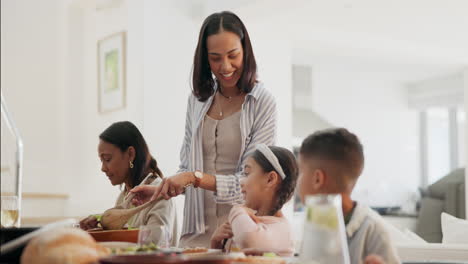 Familia,-Cena-Y-Servir-En-La-Mesa-Con-Comida