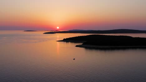 Toma-Aérea-De-Una-Hermosa-Puesta-De-Sol-Sobre-La-Isla-De-Mali-Losinj,-En-Croacia