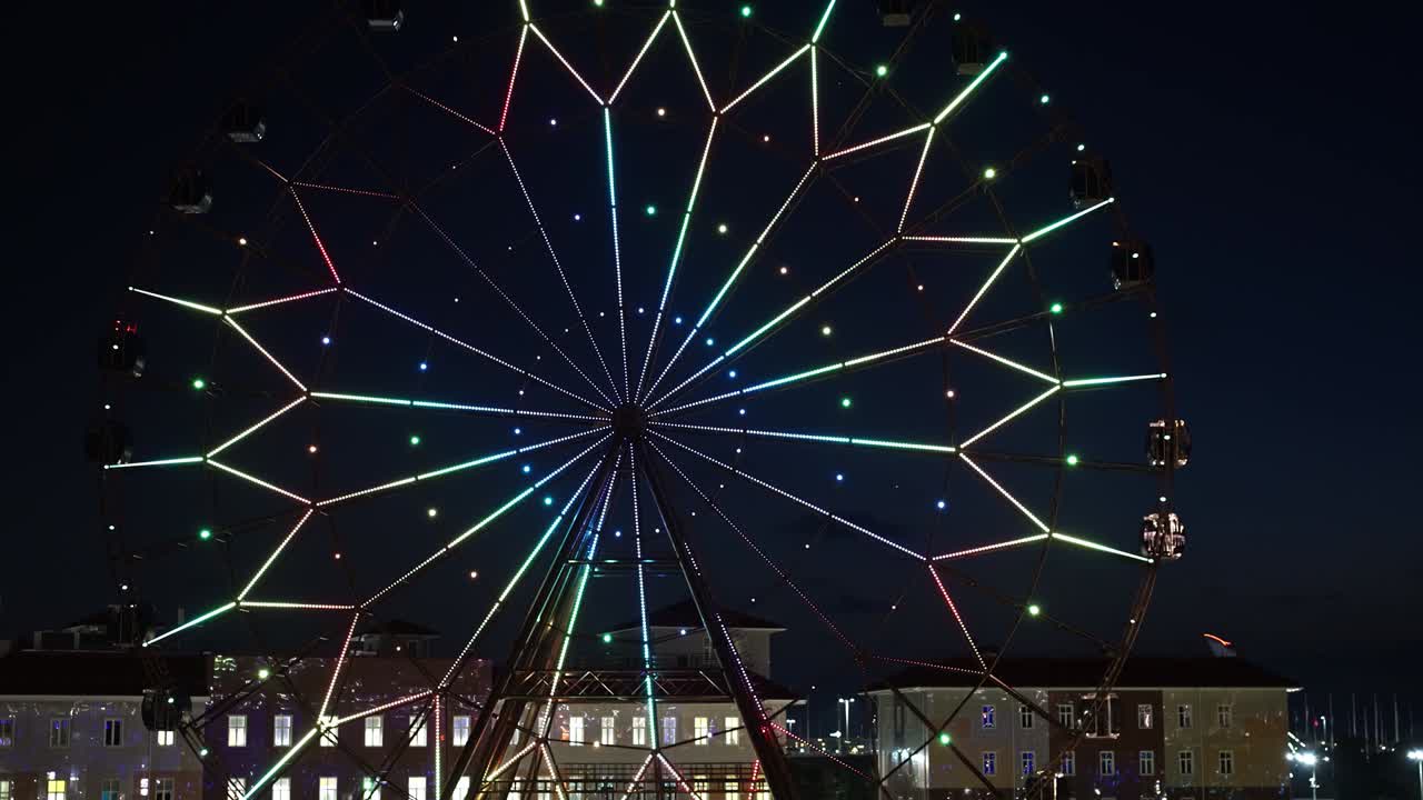 밤하늘을 배경으로 빛나는 다채로운 불빛으로 빛나는 페리스.