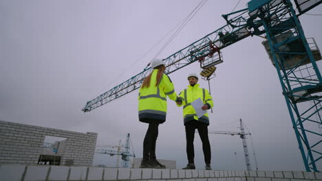 Der-Bauinspektor-übergibt-Dem-Bauingenieur-Auf-Der-Baustelle-Unterlagen