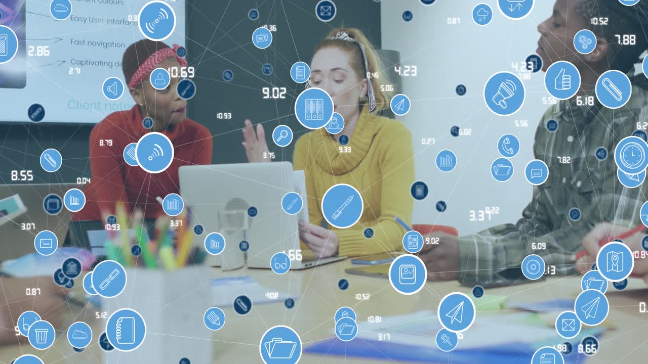 анимация сети цифровых икон над командой разнообразных коллег, обсуждающих вместе в офисе