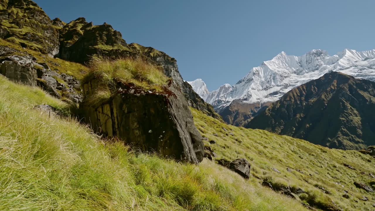 paisaje de las montañas de nepal en el himalaya, escarpadas cimas nevadas paisaje en el cielo azul día soleado en terreno de alta altitud, cumbres nevadas con grandes grandes picos masivos dramáticos en annapurna