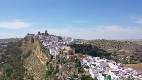 Antena---Arcos-De-La-Frontera-En-Cádiz,-Andalucía,-España,-Tiro-Panorámico-Hacia-Delante