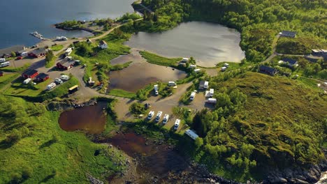 Hermosa-Naturaleza-Noruega-Vista-Aérea-Del-Camping-Para-Relajarse.