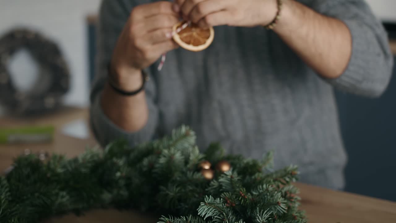 hombre adulto haciendo decoraciones de navidad