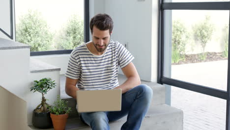 El-Hombre-Está-Usando-Su-Computadora-