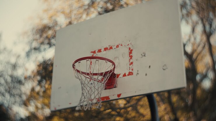 Canestro da basket in un parco