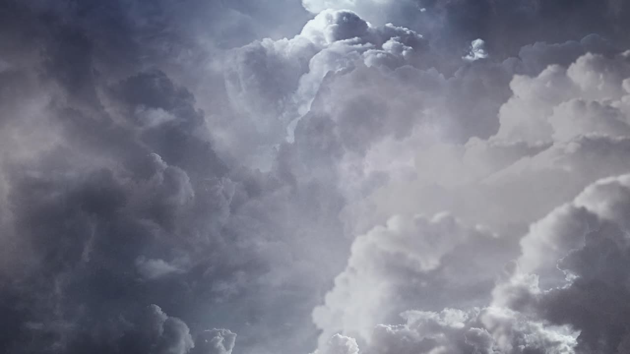 vista 4k de nubes cumulonimbus y relámpagos