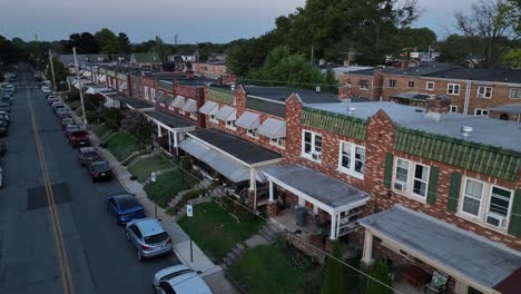 Städtischer-Wohnungsbau-In-Einer-Amerikanischen-Stadt-In-Der-Abenddämmerung