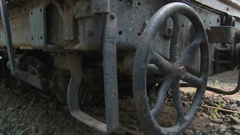 viejas piezas oxidadas de un tren de vapor, incluido un freno de mano