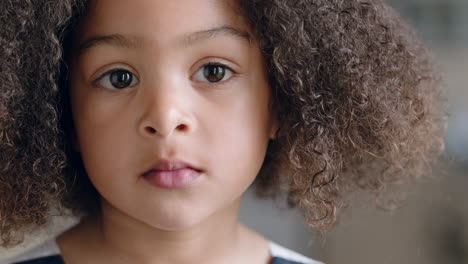 retrato de una hermosa niña de raza mixta mirando a la cámara niño feliz en casa