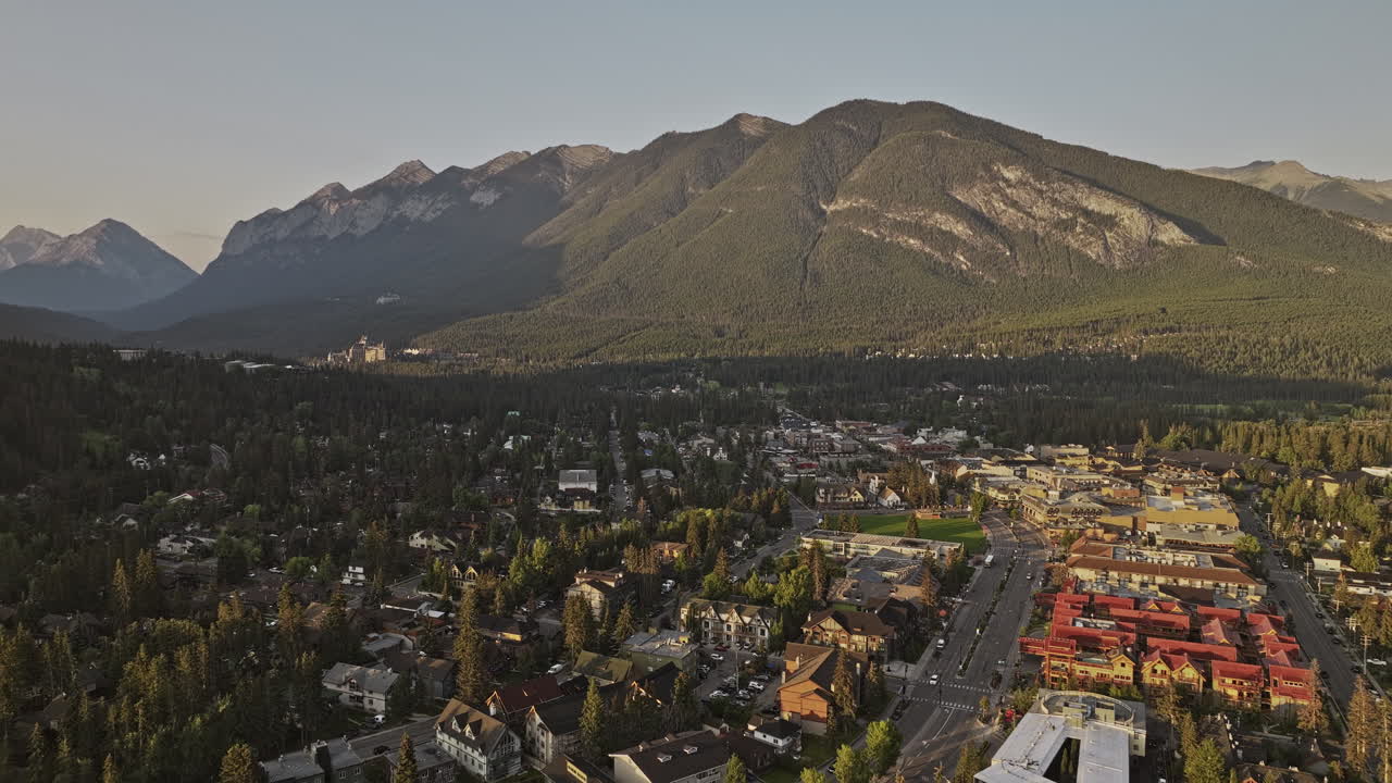 banff ab canada aerial v22 cinematographic drone flyover área residencial capturando el tranquilo paisaje matutino de la pintoresca ciudad y las majestuosas cadenas montañosas de azufre - filmado con mavic 3 pro cine - julio 2023