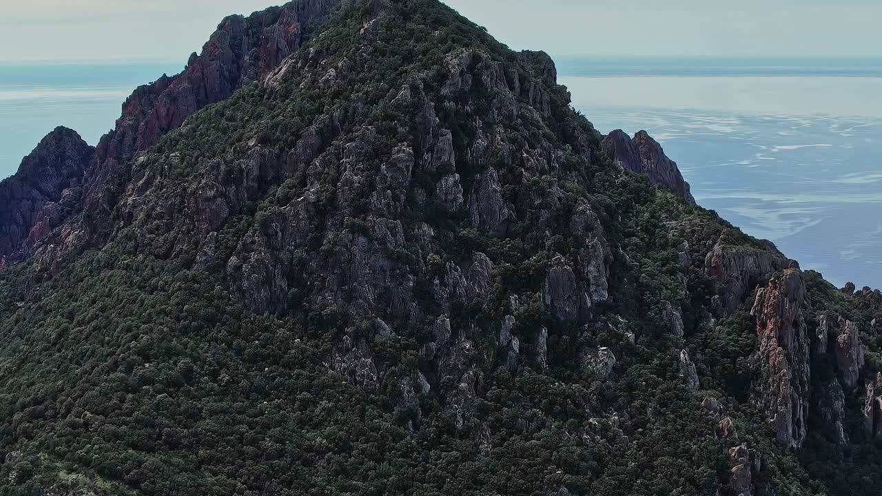 Khung cảnh núi non ngoạn mục ở Corsica vào ban ngày