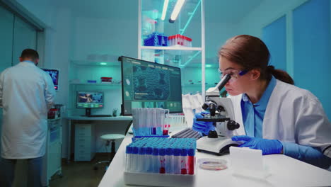 equipo de científicos comprobando el desarrollo del virus utilizando el microscopio