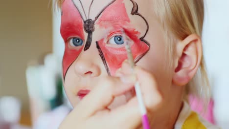 La-Niña-Aplicó-Un-Maquillaje-Festivo-En-Forma-De-Mariposas