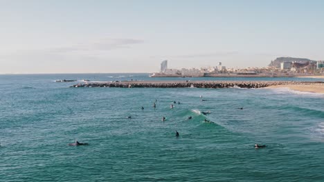 vista aérea de 360 grados personas surfistas entrenan en la laguna de costa dorada