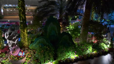 jardín nocturno con exhibiciones florales e iluminaciones