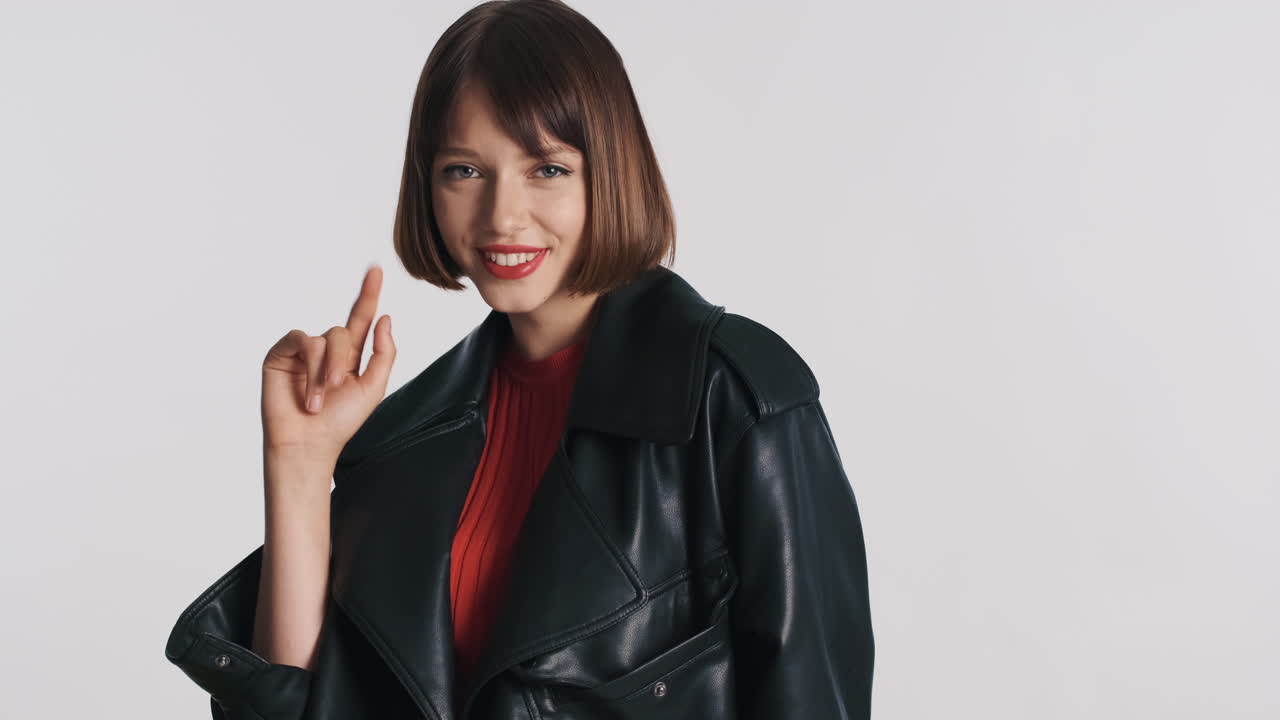 스타일리시한 여성이 인사를 흔들고 있습니다.