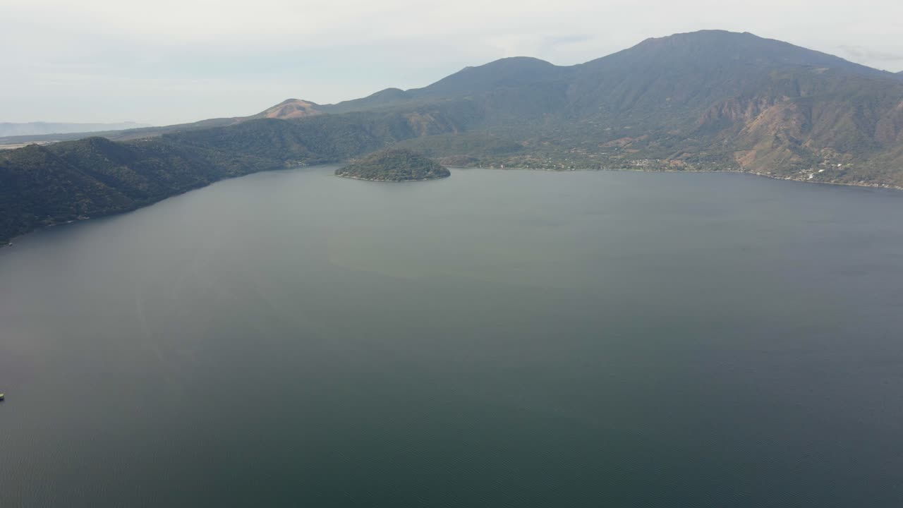 산과 언덕으로 둘러싸인 엘살바도르의 코테페크 칼데라 호수