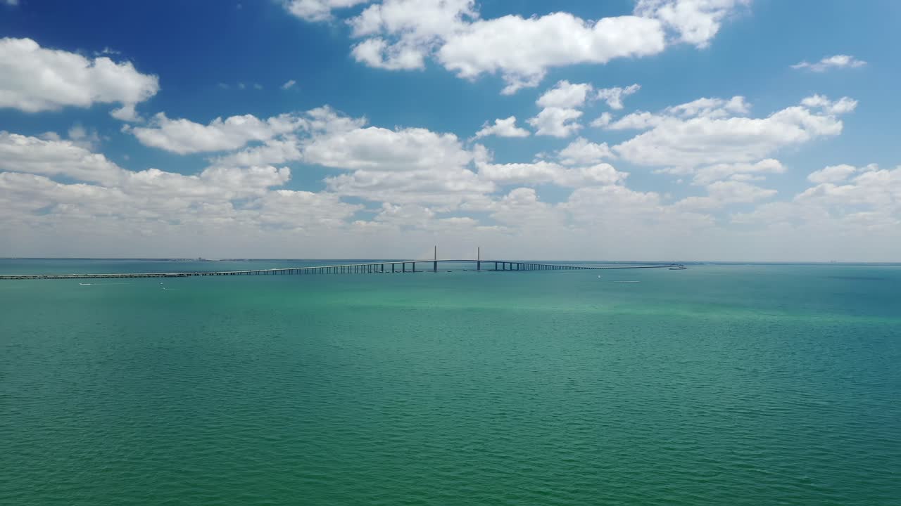 미국 플로리다에 있는 선샤인 스카이웨이 다리와 탬파 베이의 파노라마