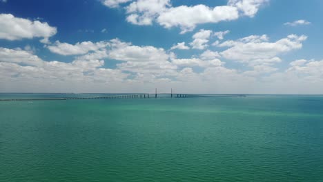 太阳光天际桥和坦帕湾的全景在佛罗里达州,美国