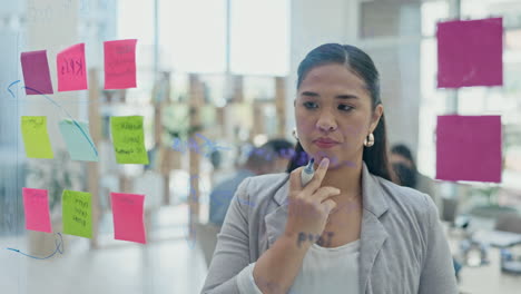 negocios, mujer y pensar mientras escribe