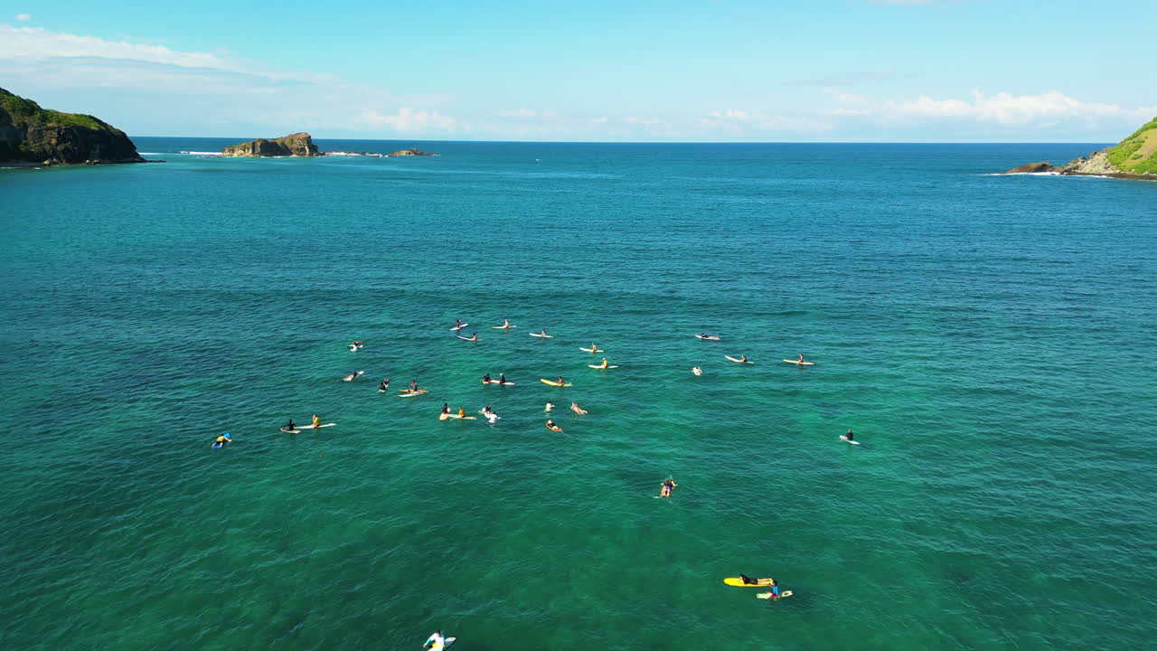 tanjung aan es un lugar de surf en la playa de kuta, isla de lombok, indonesia.