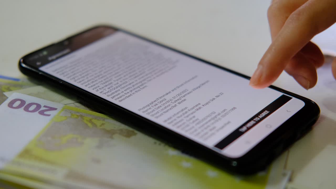 trabajando en la pantalla del teléfono