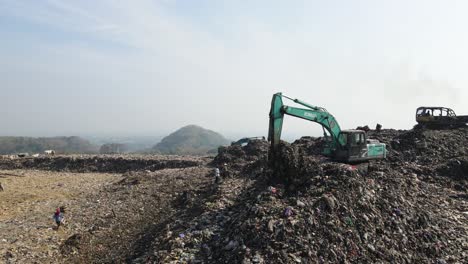 vista aérea, enormes montañas de basura amontonadas en el vertedero de piyungan, yogyakarta
